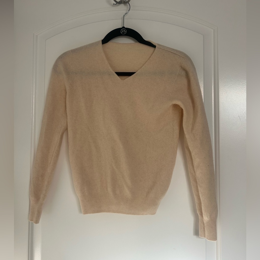100% Super Fine Merino Wool VNeck Cream Sweater size S preppy 90s chic old money